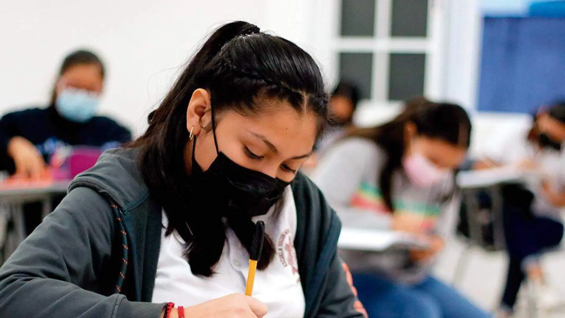 jóvenes estudiantes con cubrebocas